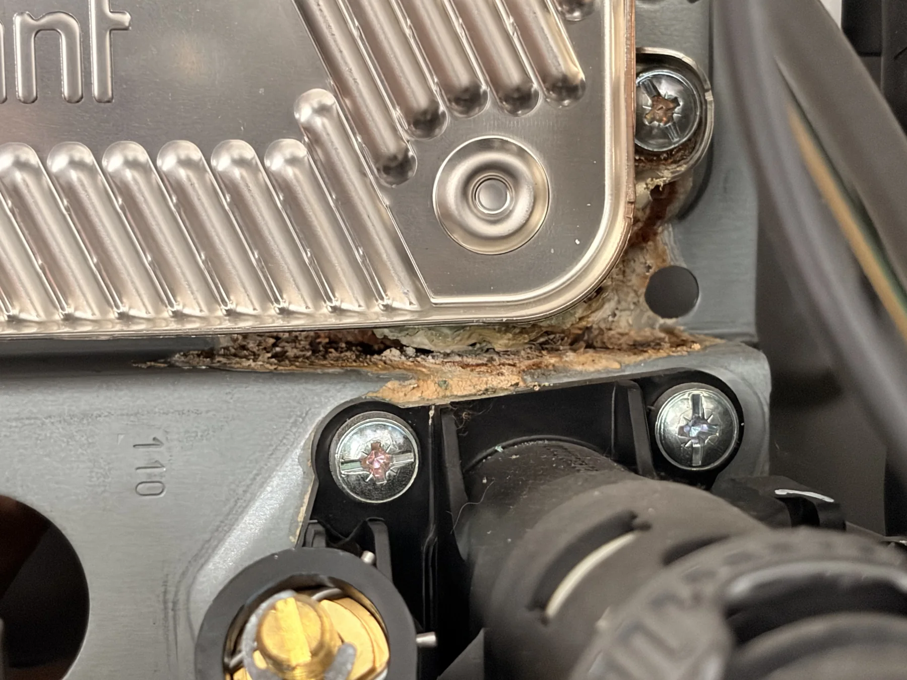 Close-up van een verwarmingsketel tijdens technisch werk.
