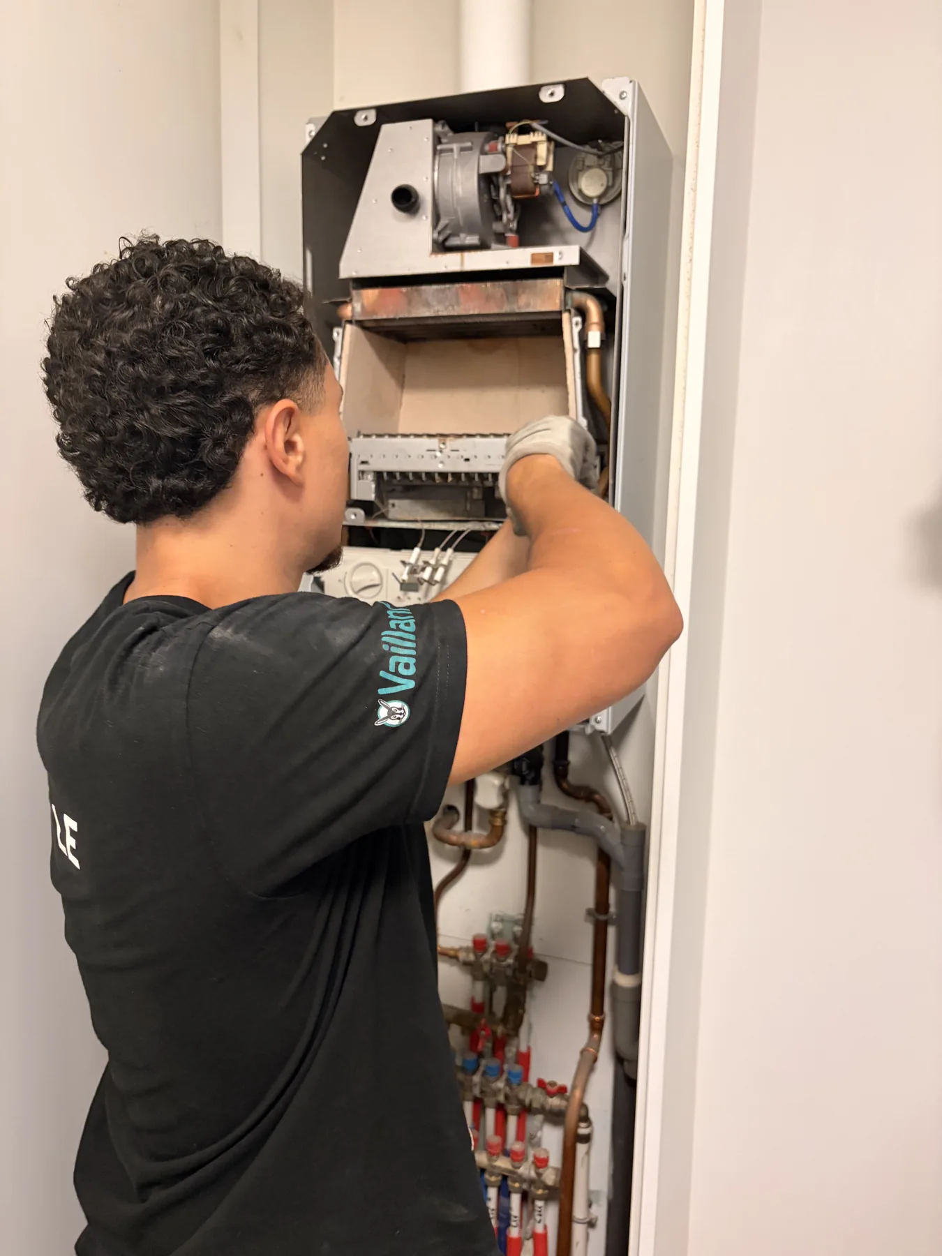 Technicus aan het werk aan een geopende CV-ketel.